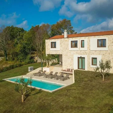 Casa Minerva * Majkusi