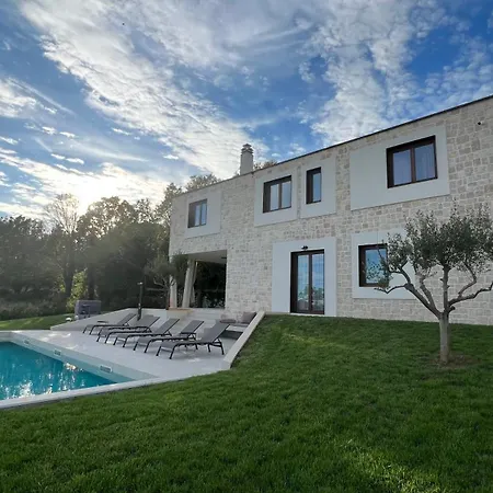 Casa Minerva Majkusi