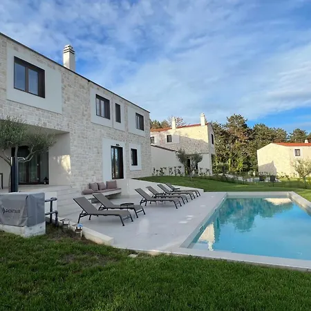 Casa Minerva Majkusi