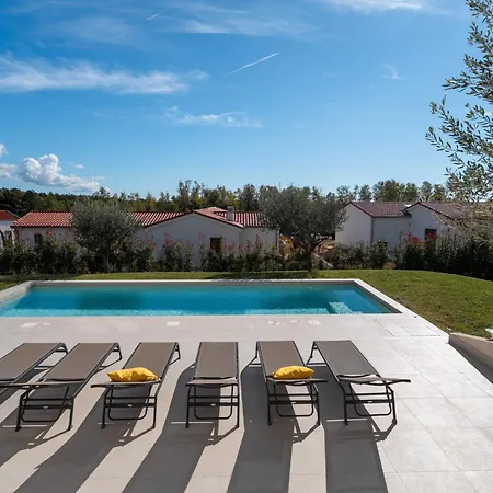 Casa Minerva Majkusi