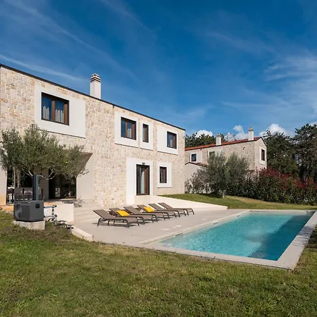 Casa Minerva * Majkusi